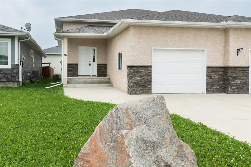 Property Photo: 16 Parkhill Crescent MB R3X 0B8