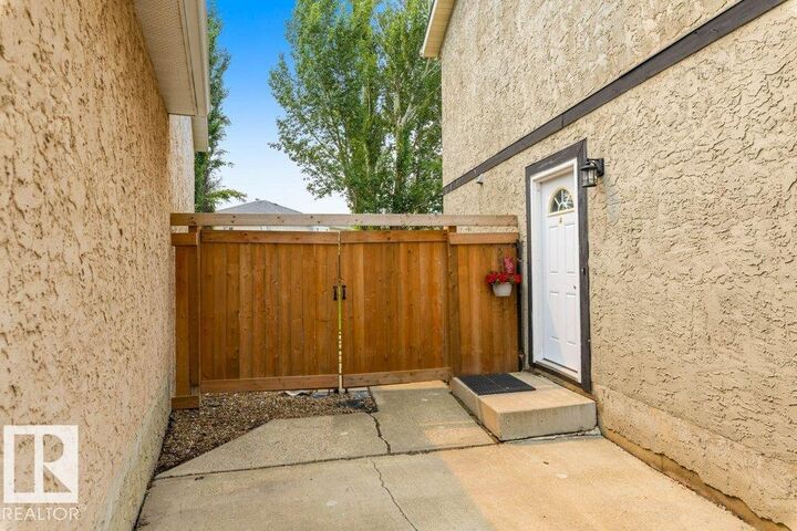 Property Photo:  18609 54 Avenue NW  AB T6M 1Z4 
