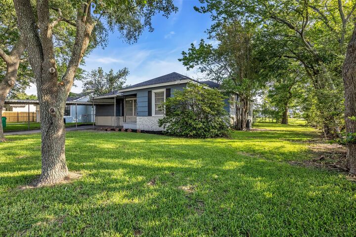 Property Photo:  718 E Republic Avenue 1  TX 77520 