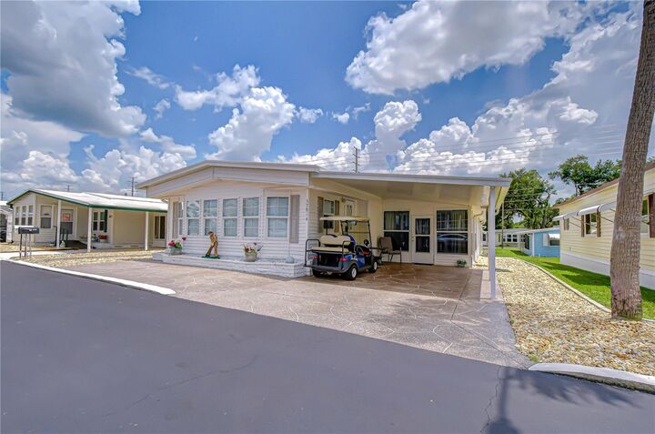 Property Photo: 37816 Barcelona Avenue FL 33541