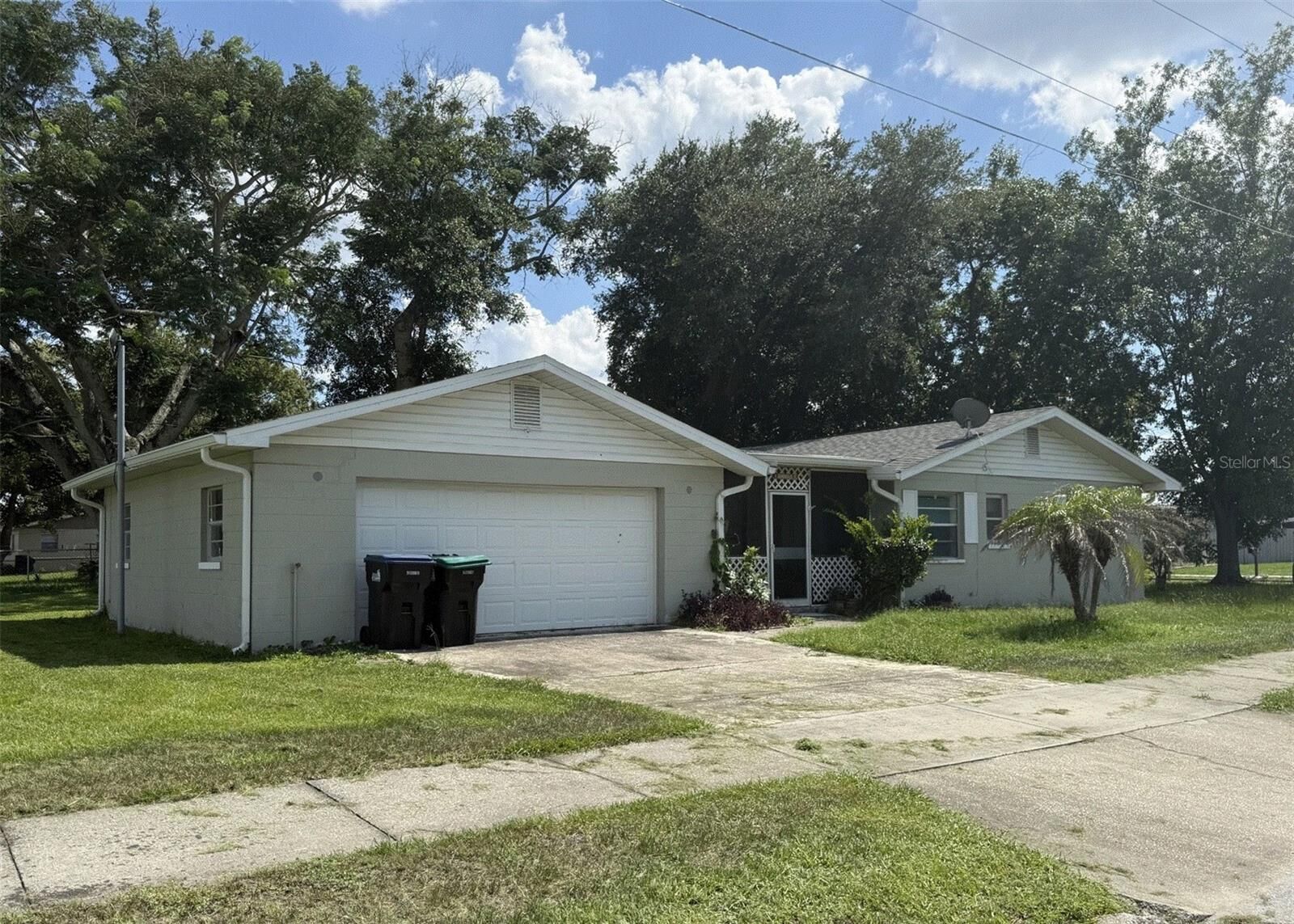 Property Photo:  1927 Diamond Drive  FL 32807 