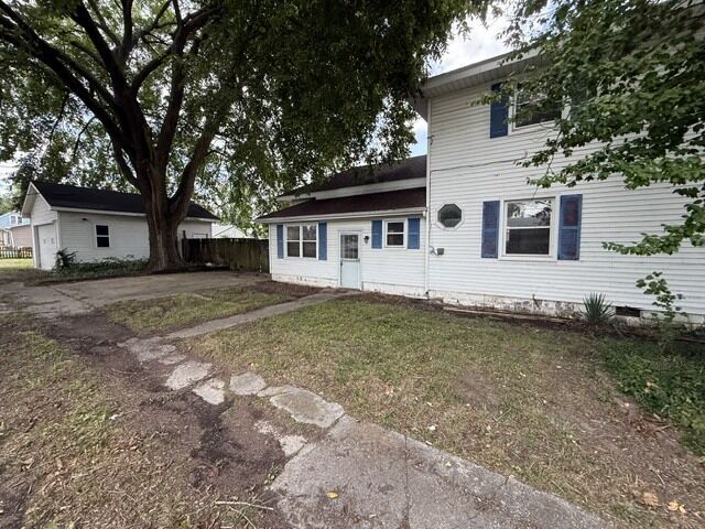 Property Photo:  1110 E Oak Street  IL 62896 