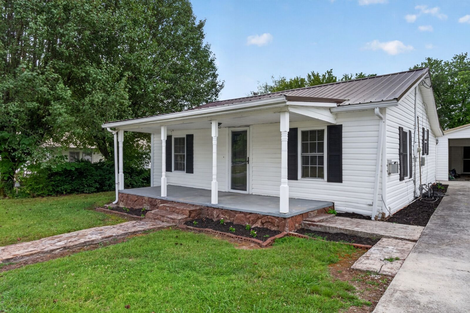 Property Photo: 229 Adams St TN 37166
