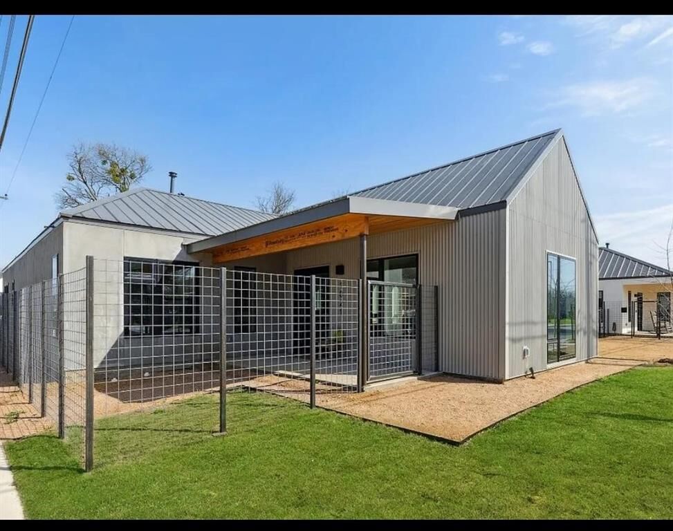 Property Photo: 1021 Nomas Street TX 75212