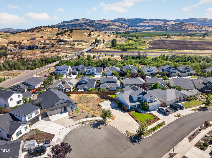 Property Photo: 139 Willow Springs Drive OR 97540