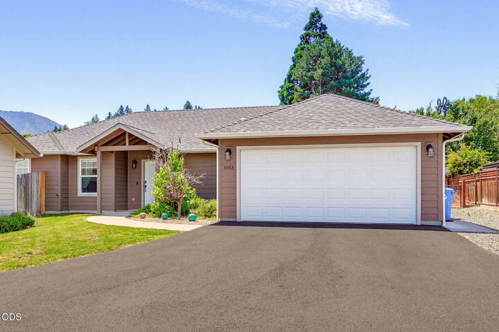 Property Photo:  1003 SE Grandview Avenue  OR 97527 