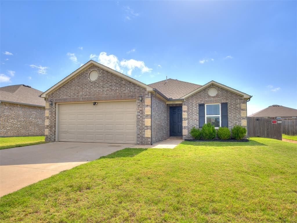 Property Photo: 215 Waterside Drive OK 73065
