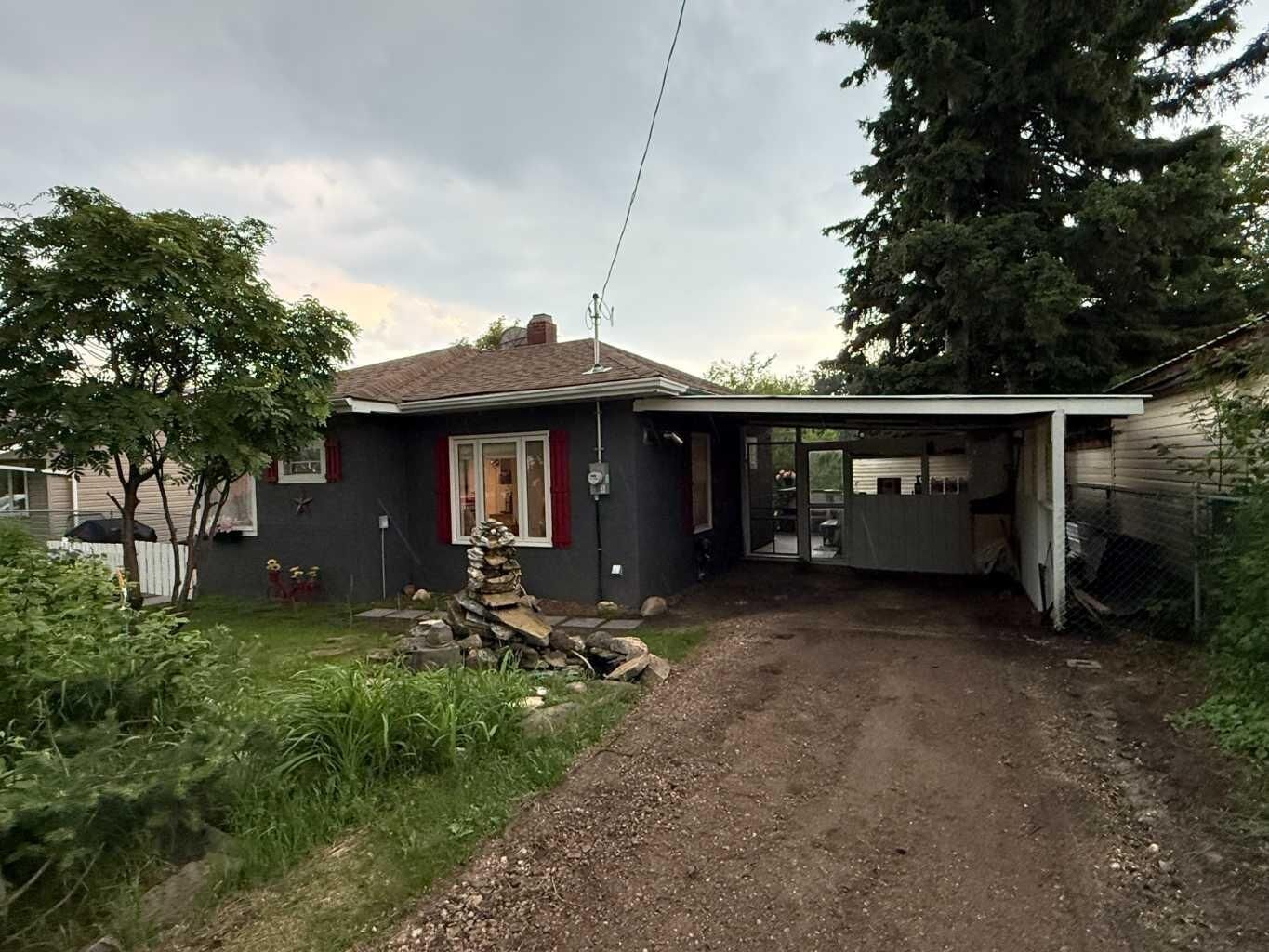 Property Photo: 4703 47 Avenue AB T0B 3K0