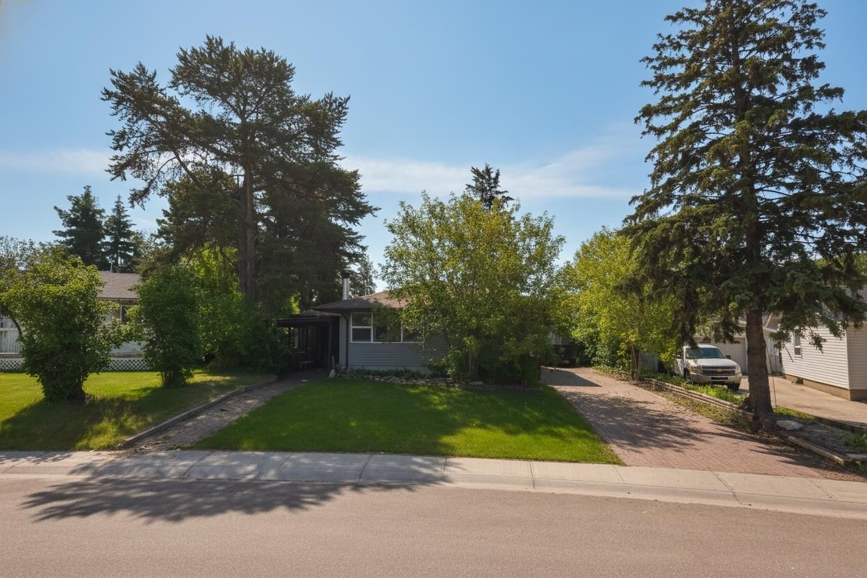 Property Photo:  11 Crescent Heights  AB T9H 1L6 