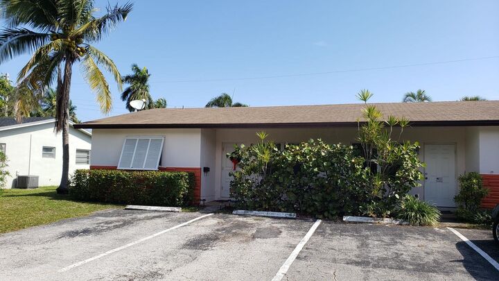 Property Photo: 860-870 NE 23rd Avenue 1-2 FL 33062