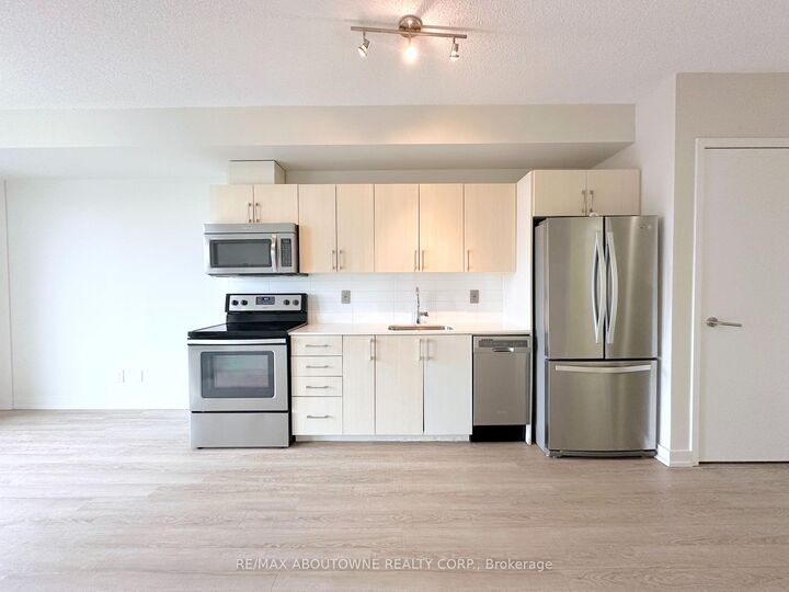 Property Photo:  763 Woodbine Avenue 406  ON M4E 2J4 