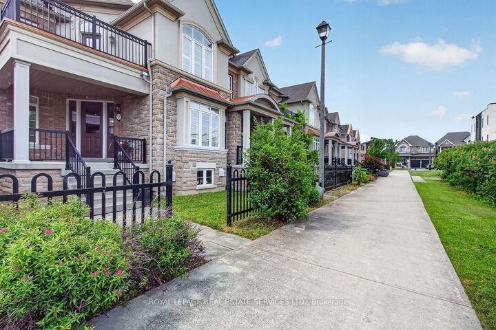 Property Photo: 3045 Gladeside Avenue 19 ON L6M 0R2