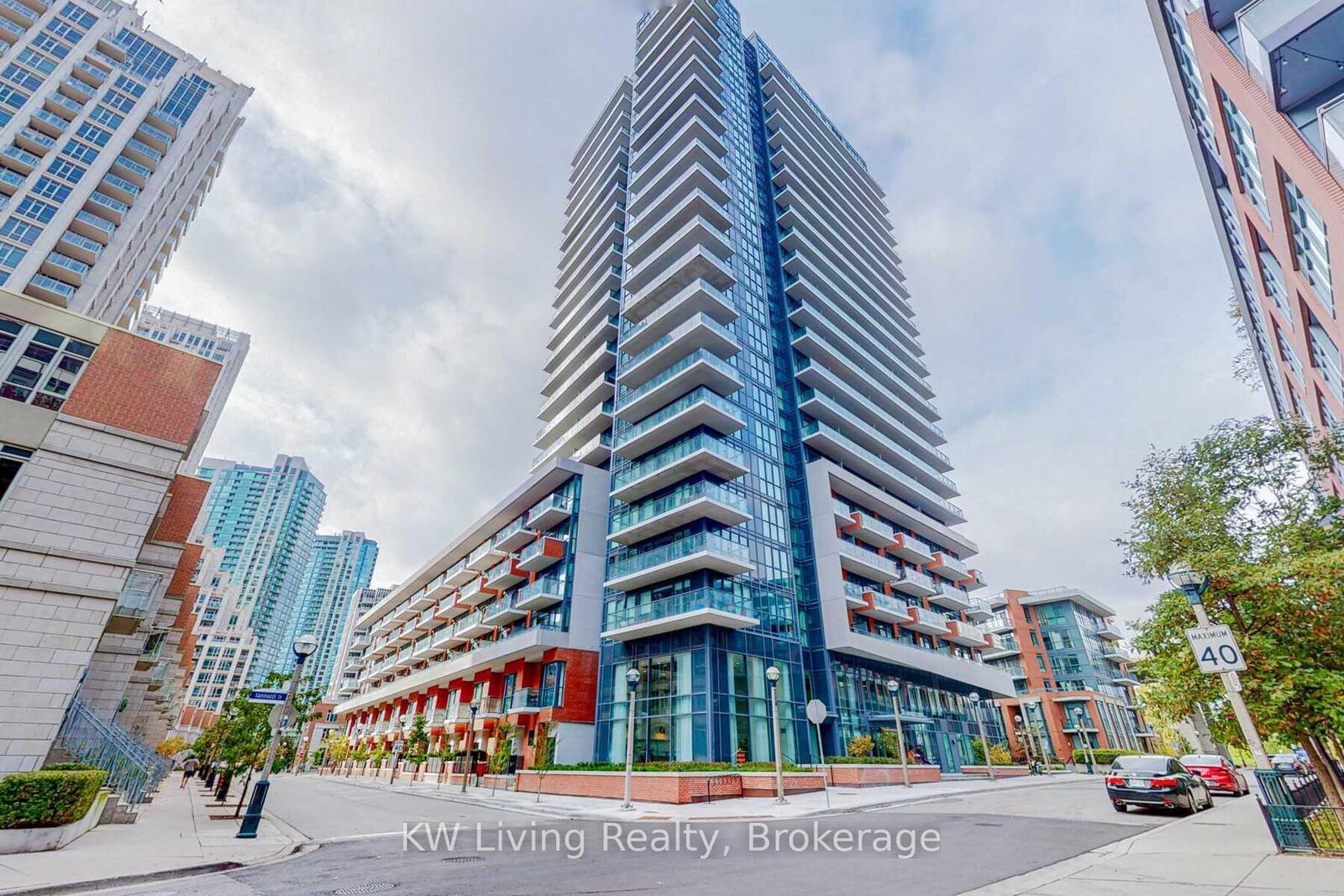 Photo de la propriété: 38 Iannuzzi Street 1602 ON M5V 0S2
