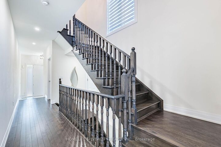 Property Photo: 33 Rainbrook Close ON L6R 0Y9