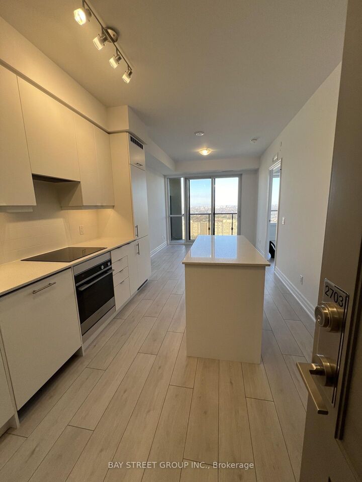 Property Photo:  30 Elm Drive W 2703  ON L5B 0N6 