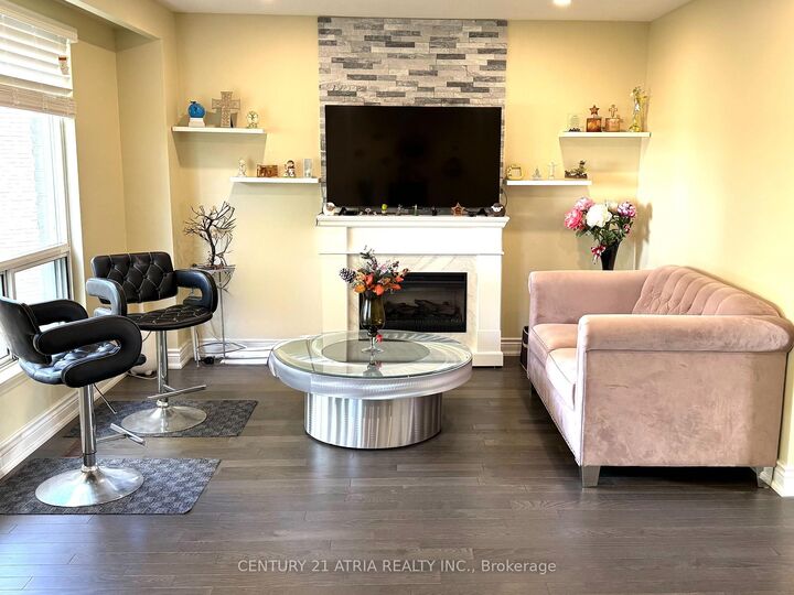 Property Photo: 38 Henderson Drive ON L4G 3L2
