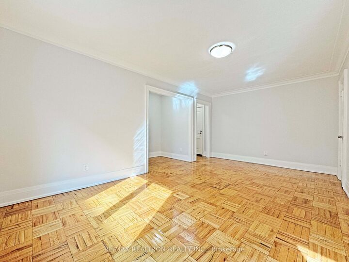 Property Photo:  398 Avenue Road 325  ON M4V 2H4 