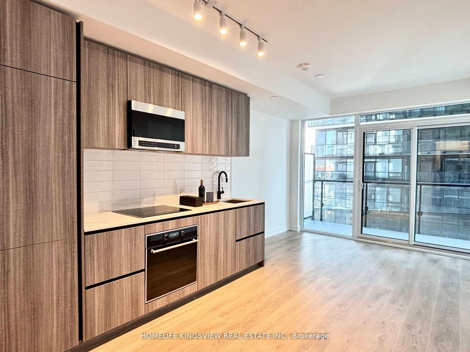 Property Photo:  117 Broadway Avenue 1813  ON M4P 1V3 