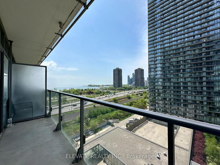 Photo de la propriété: 103 The Queensway Avenue 1110 ON M6S 5B3