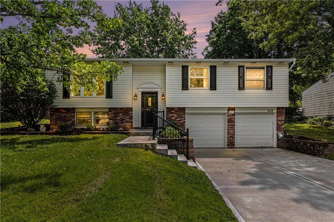 Property Photo: 1914 Strawbridge Dr PA 15129
