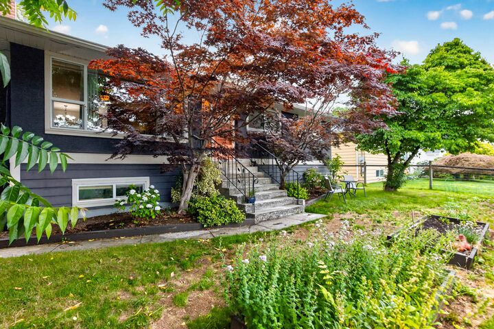 Property Photo:  32877 10th Avenue  BC V2V 2J9 