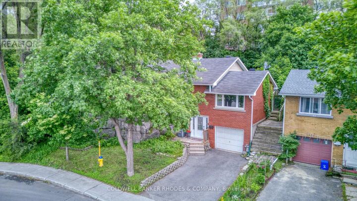 Property Photo: 1430 Edgecliffe Avenue ON K1Z 8G1