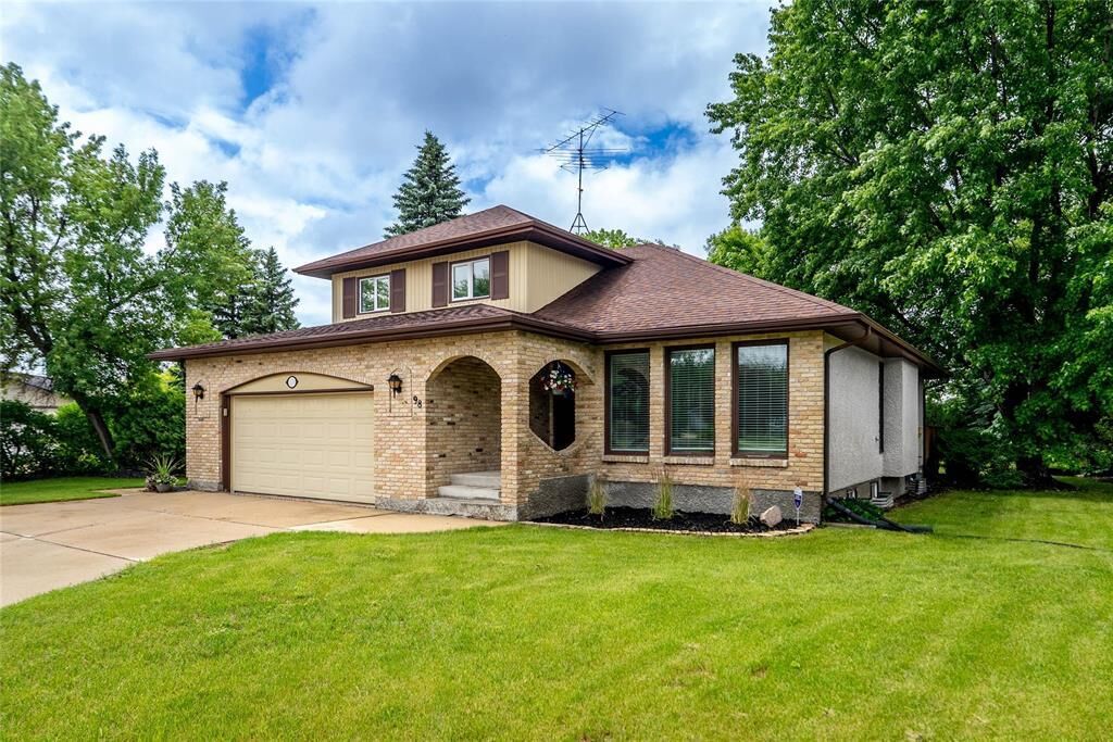 Property Photo: 98 Larch Bay Bay MB R5N 0J4