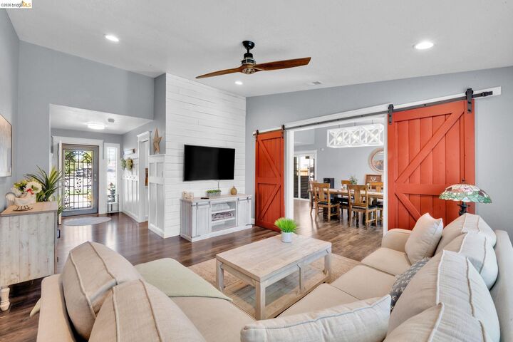 Property Photo:  907 Dorchester Cir  CA 95240 