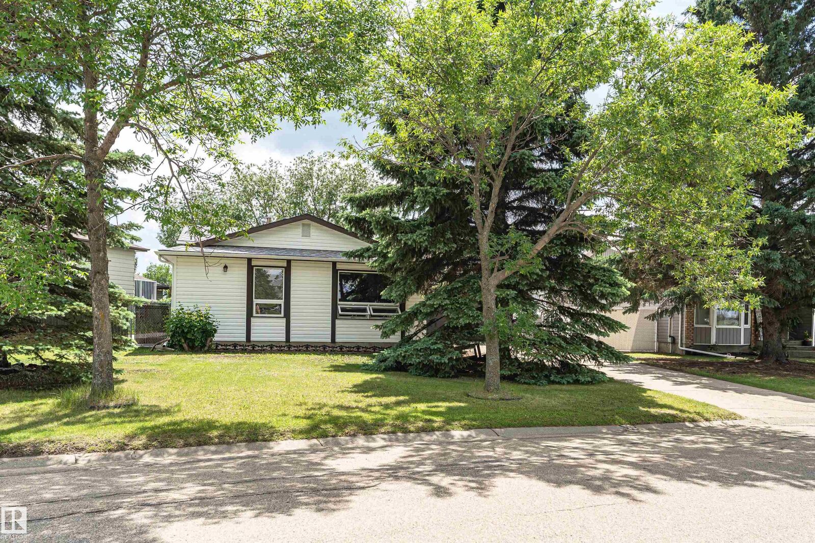 Property Photo:  505 Sunnydale Road  AB T8R 1B4 