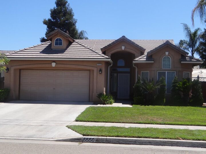 Property Photo: 5550 N Cresta Avenue CA 93723