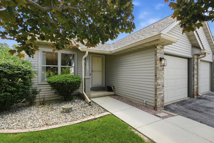 Property Photo:  1905 Creekside Court  IN 46383 