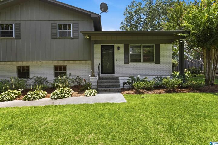 Property Photo:  916 Graham Lane  AL 35117 