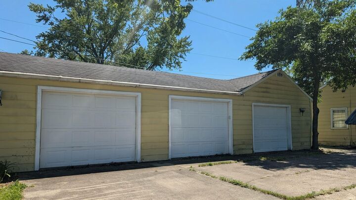 Property Photo:  