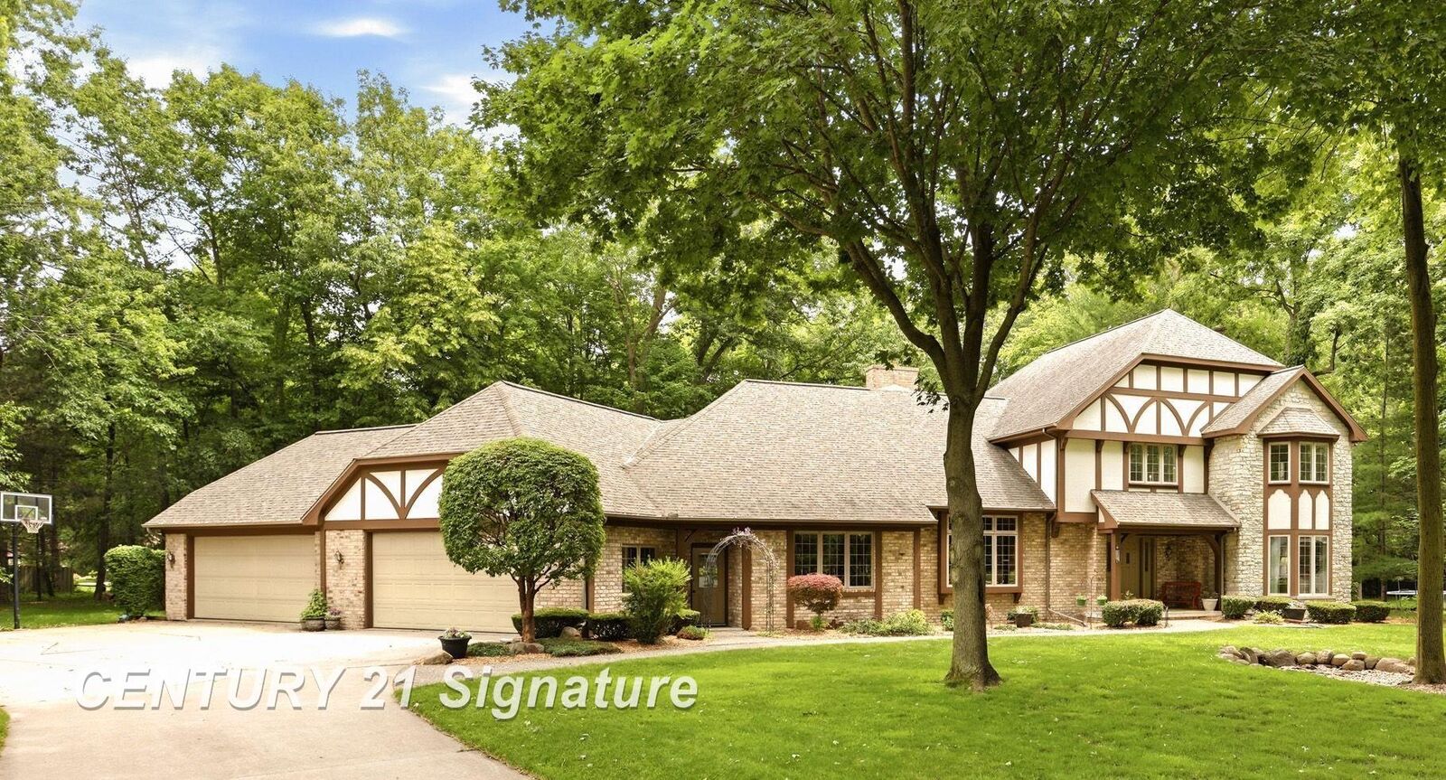 Property Photo:  4210 Maple Woods West Drive  MI 48603 