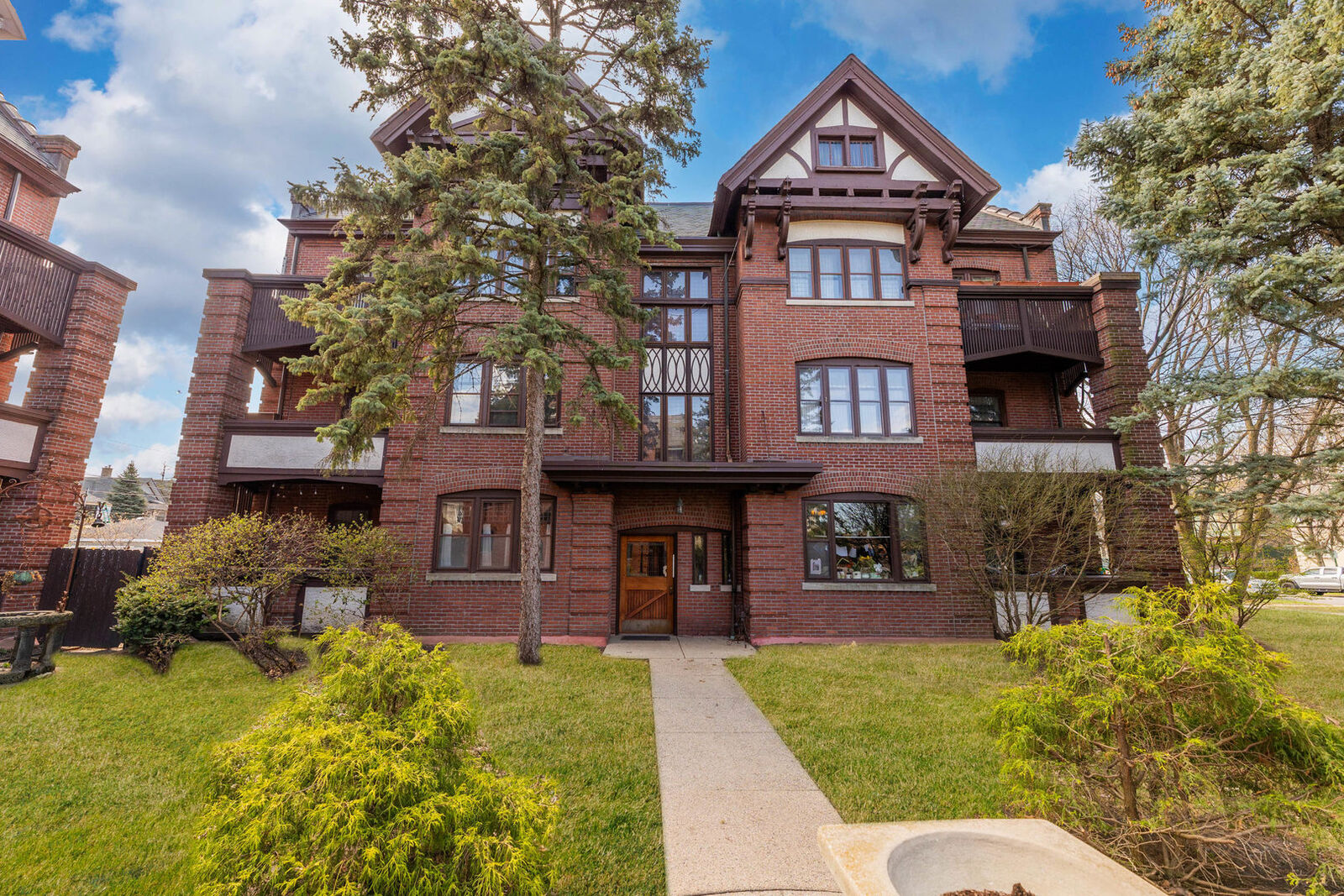 Property Photo: 116 S East Avenue 1E IL 60302
