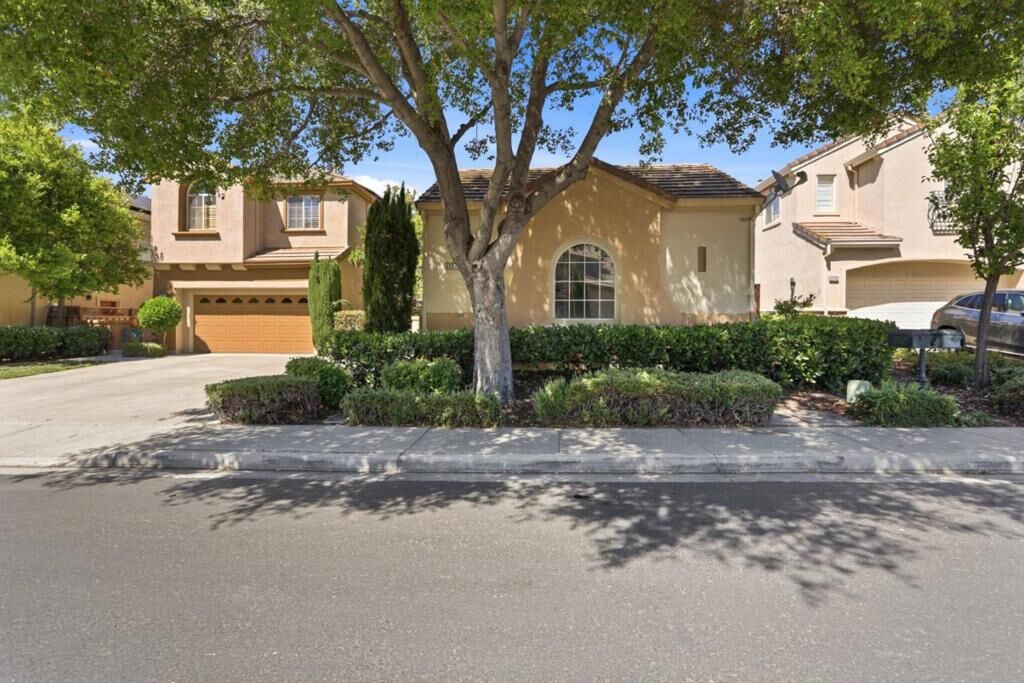 Property Photo:  