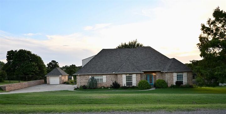 Property Photo:  2077 Clearwater Drive  OK 73020 