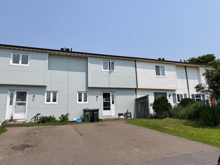 99 Westridge Crescent — photo 1