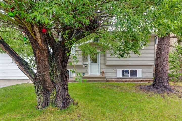 Property Photo: 38 Heritage Drive AB T4L 1N7