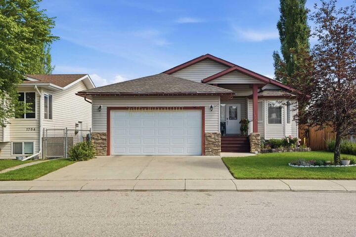 Property Photo: 1706 3 Avenue SE AB T1V 1Y3