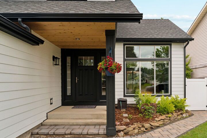 Property Photo:  692 Woodpark Boulevard SW  AB T2E 3R7 