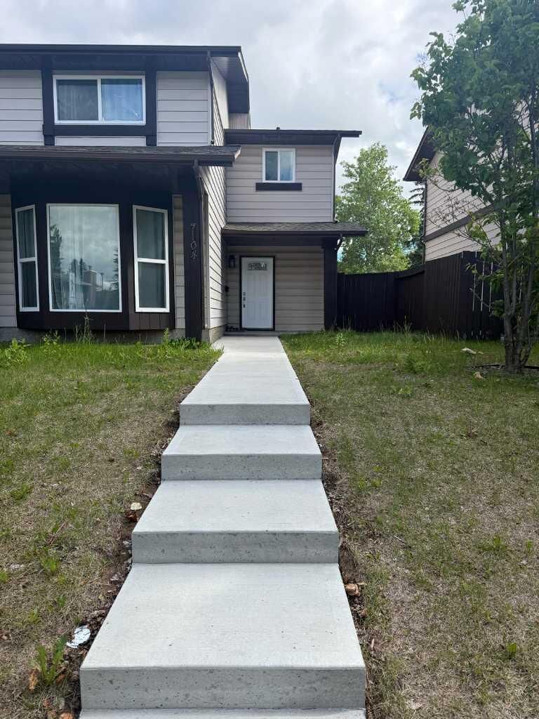 Property Photo:  7104 Temple Drive NE  AB T1Y 4E6 