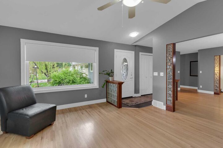 Property Photo:  47 Hillgrove Drive SW  AB T2V 3L5 