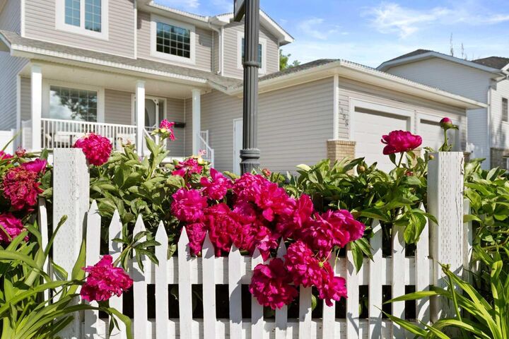 Property Photo: 2395 Hawthorne Avenue NE AB T1C 1W6