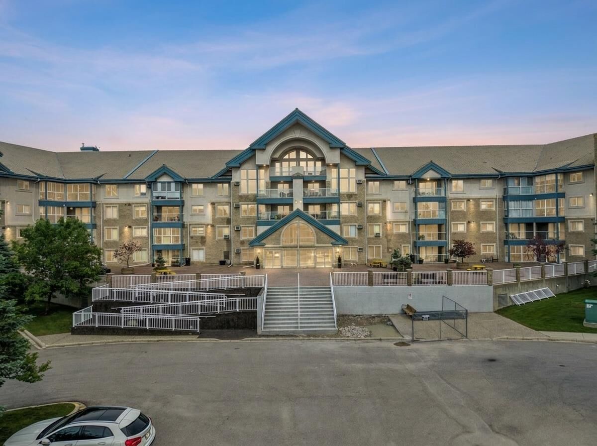 Property Photo:  7239 Sierra Morena Boulevard SW 413  AB T3H 3L7 
