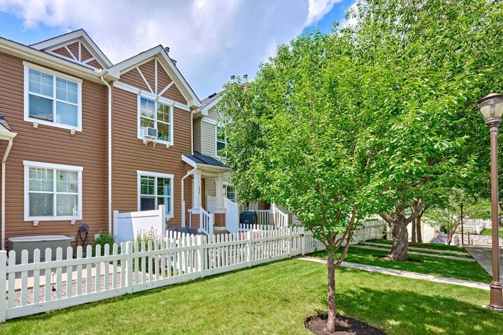 Property Photo: 225 Elgin Gardens SE AB T2Z 4T6