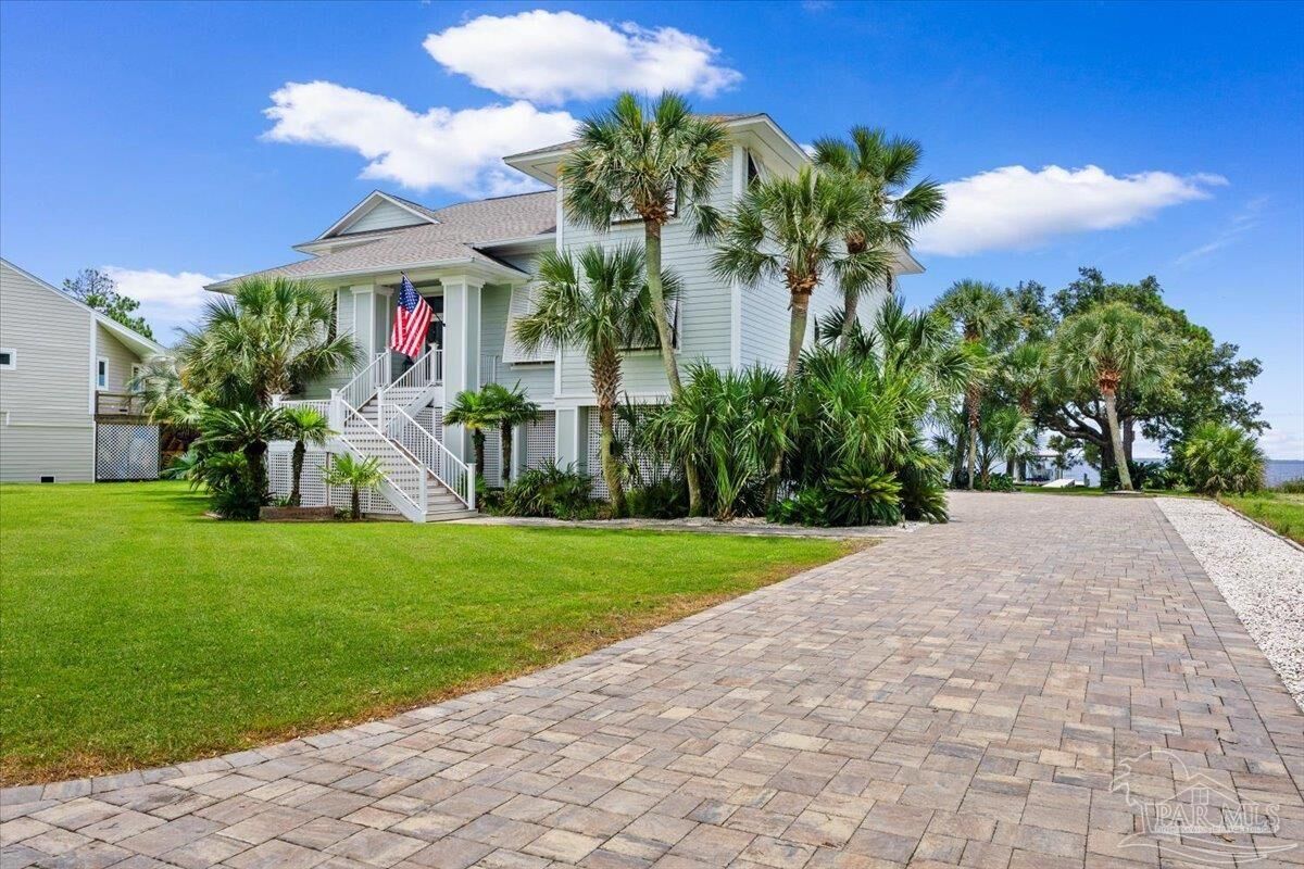 Property Photo: 7813 Petersen Pt Rd FL 32583