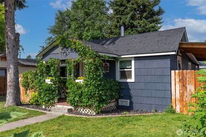 Property Photo: 14 S Elm Street WA 98841