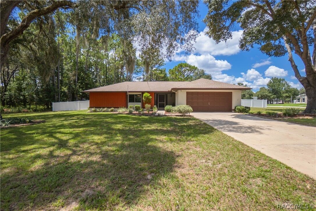 Property Photo: 2250 W Huntington Drive FL 34465