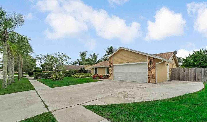 Property Photo: 427 Las Palmas Street FL 33411